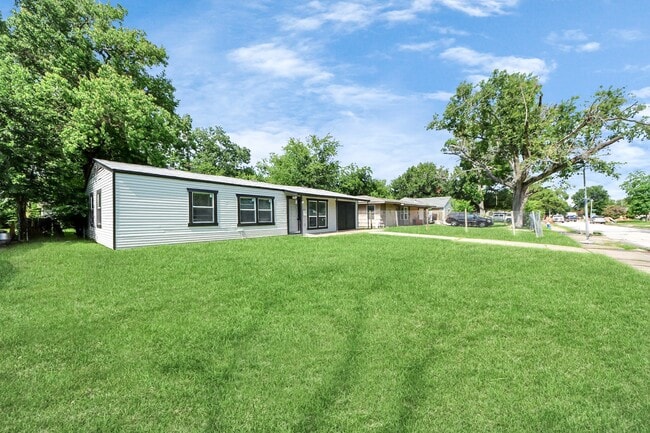 Building Photo - 5738 Kenilwood Dr