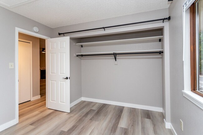 Building Photo - Cozy 2 bedroom, 1 bathroom retreat in a Gated Community!