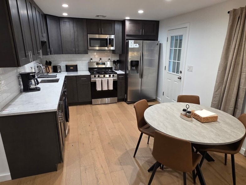 Building Photo - 3038 S Wood Ave