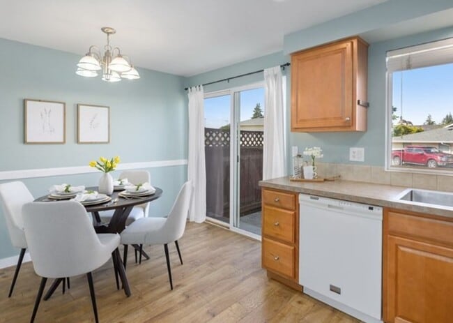 Building Photo - Updated 2 bedroom Townhome - W/S & Garbage...