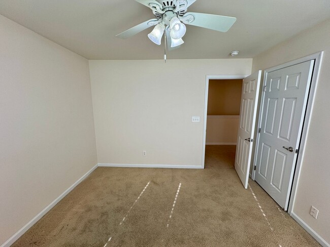 Building Photo - 3BR/2B Townhome in Great Ballantyne Location