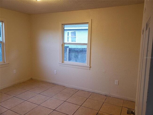 Building Photo - 353 Pearlwood St