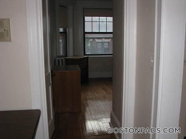 Building Photo - 136 Hemenway St