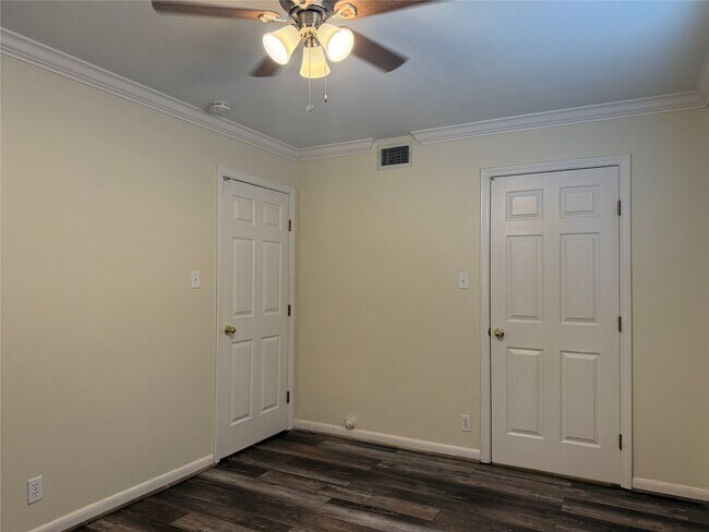 Building Photo - 1530 Heights Blvd