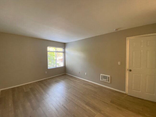 Building Photo - 2 Bedroom Condo in Arbor Hills Gated Community