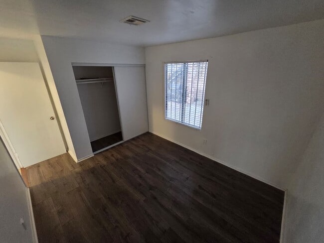 Building Photo - Spacious 2-Bedroom Apartment Near Downtown...