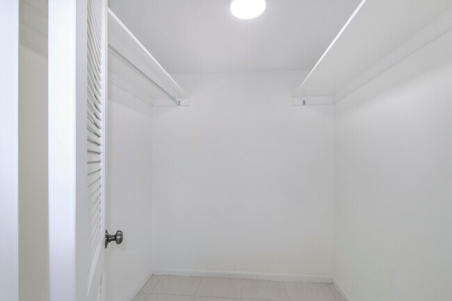 Building Photo - 955 Egret Cir
