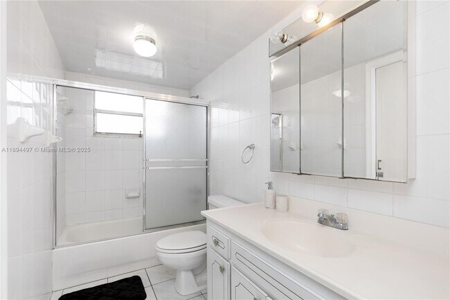 Building Photo - 1630 W 46th St