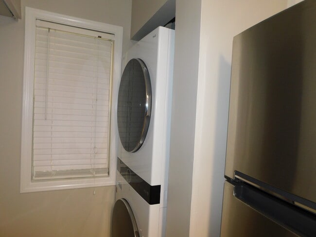 Building Photo - 517 White River Dr