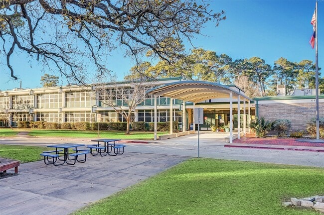 Building Photo - 1607 Willowby Dr