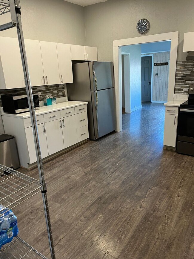 Building Photo - 3-bedroom 2 bath Corner Lot