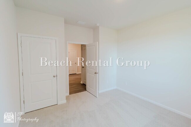 Building Photo - Modern Features, Classic Comfort!