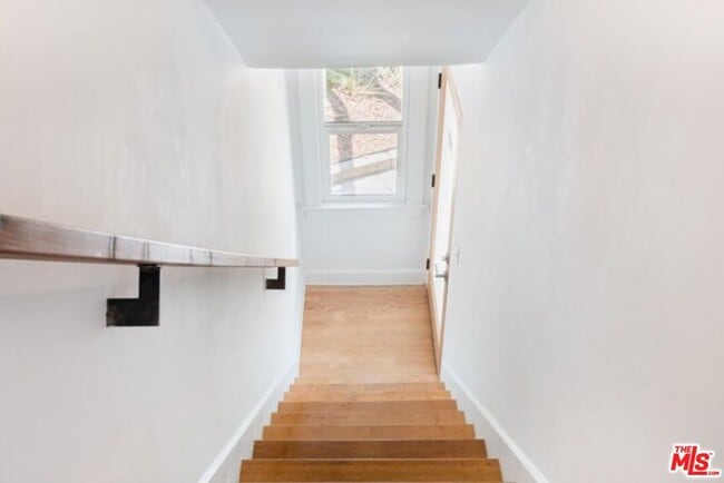 Building Photo - 1933 Kent St