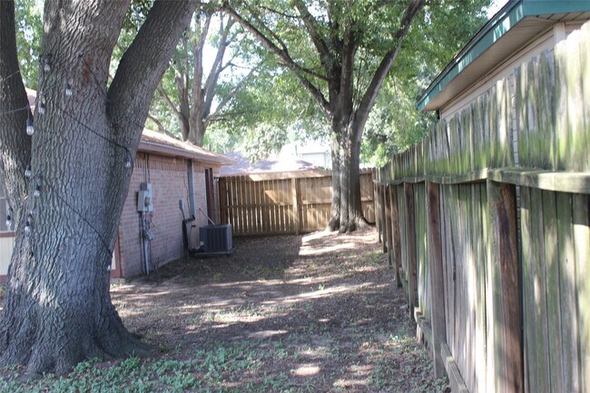 Building Photo - 1502 Sudbury Dr