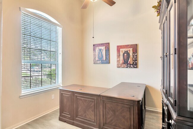 Building Photo - 10 W Lasting Spring Cir