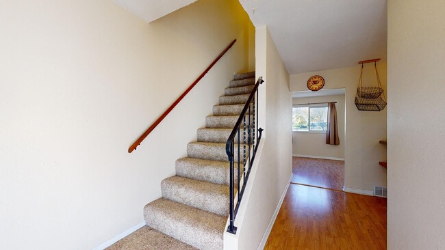 Building Photo - Cute 3 Bedroom Townhouse in SE Ames