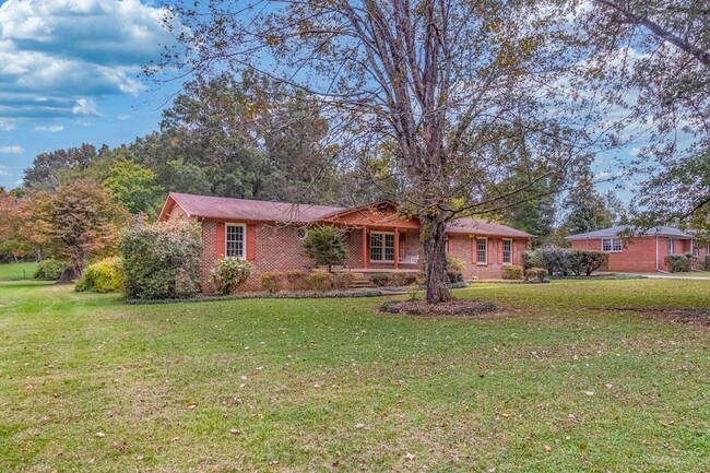 Building Photo - 204 Lake Cir Dr