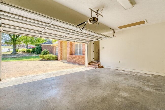 Building Photo - 561 Pine Tree Ln