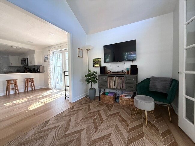 Building Photo - 2 Bedroom 2 Bath Annual Furnished Cottage ...
