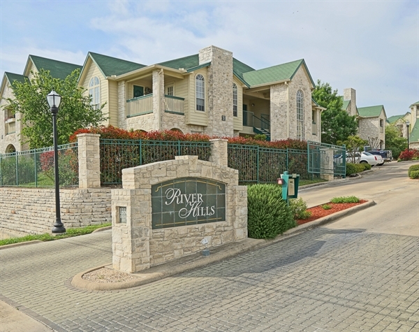 Building Photo - River Hills Apartments