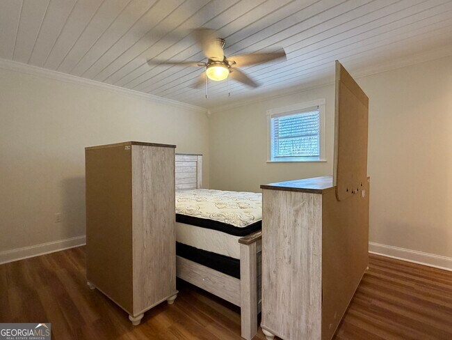 Building Photo - 305 Hillside Dr