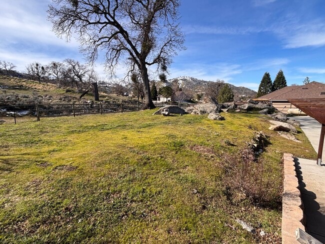 Building Photo - Beautiful Stallion Springs Home With A View!