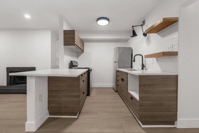 Building Photo - 505 W 7th St