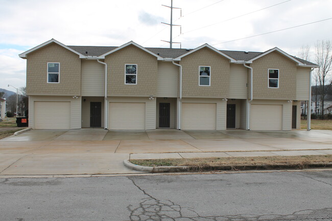 Building Photo - 2707 Lantern Walk SE