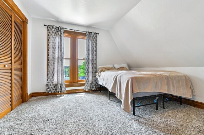 Building Photo - Charming Westside 4 Bedroom Home