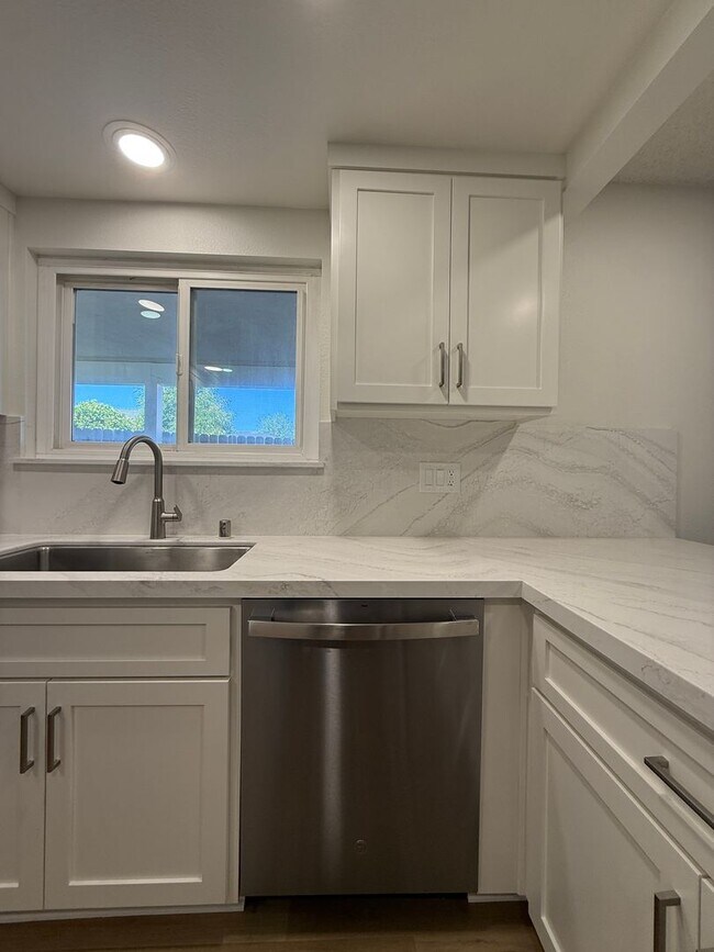 Building Photo - Just Beautifully Updated Village Hills Single Story Home in Orcutt
