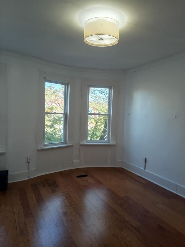 Building Photo - Large lovely 3BR, 1.5 bathroom home
