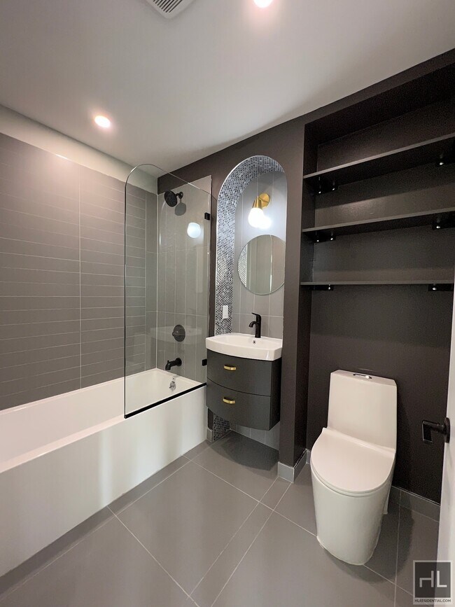 Building Photo - NEW YORK AVENUE