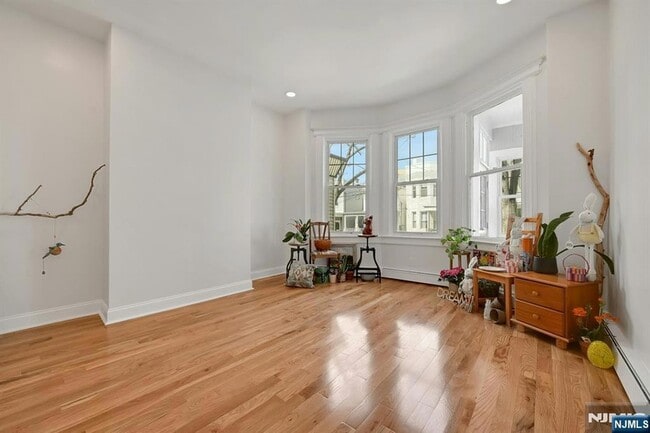 Building Photo - 158 Edgar St