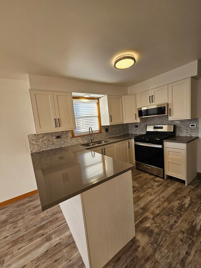 Building Photo - 6313 W Montrose Ave