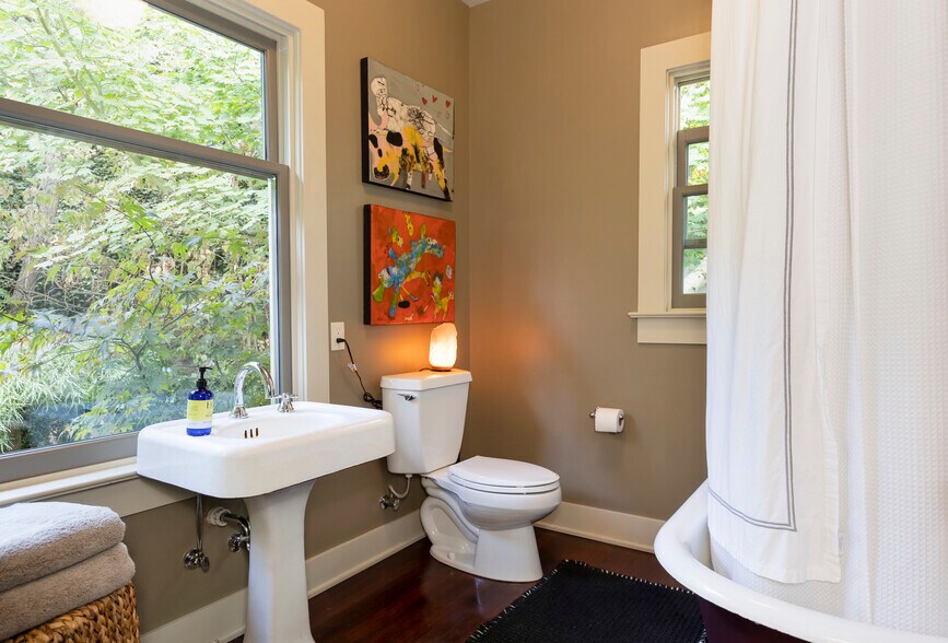 Primary bathroom - 911 W Howe St