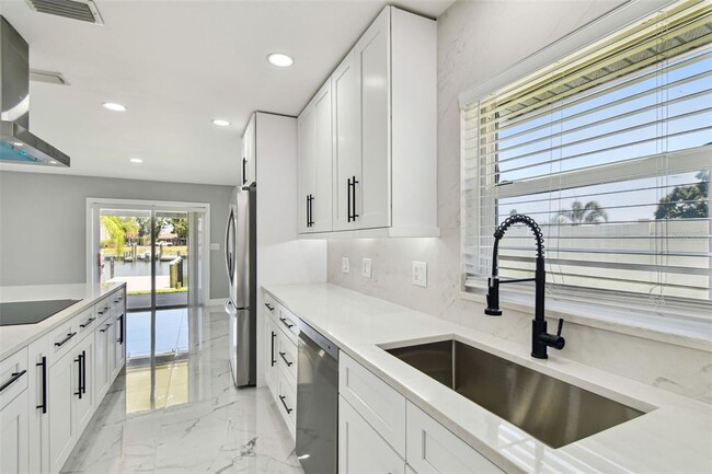 Building Photo - 3913 Fontainebleau Dr