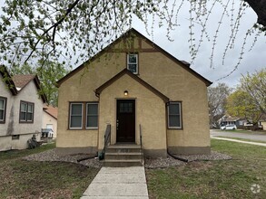 Building Photo - Stunning 5 Bed 2 Bath House Located in the...