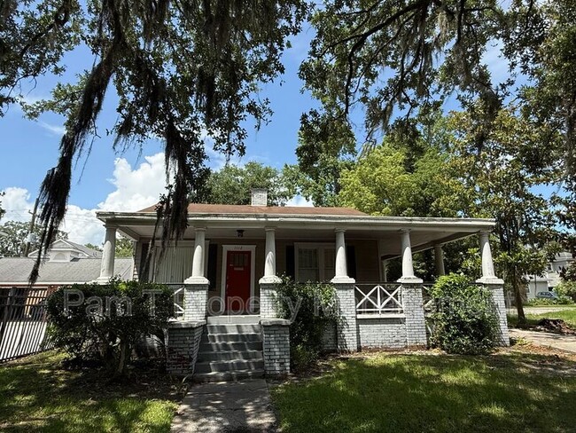 Primary Photo - 1112 E Victory Dr