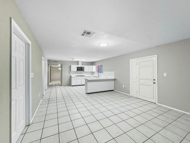Building Photo - Adorable 5 Bedroom, 2 bath home in Sunland...