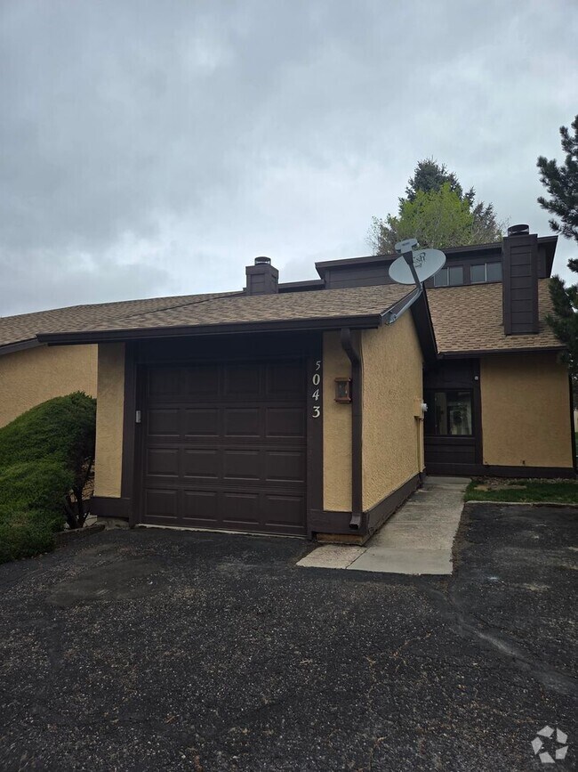 Building Photo - $1600/Month 1 Bed/ 1 Bath Townhome in Vill...