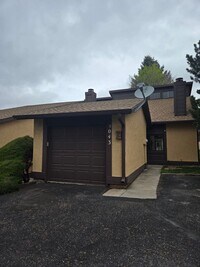 Building Photo - $1600/Month 1 Bed/ 1 Bath Townhome in Vill...