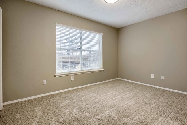 Building Photo - 501 Par Dr