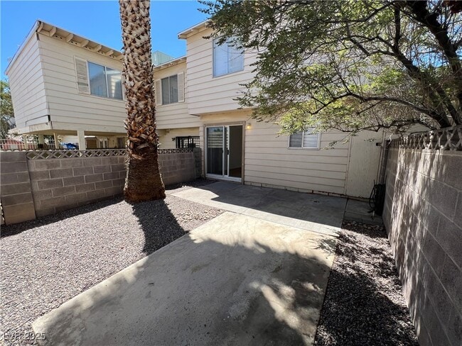 Building Photo - 4940 Larkspur St