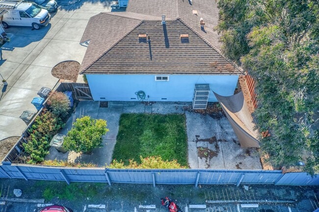 Building Photo - East Palo Alto Duplex for Rent - $3,000/mo