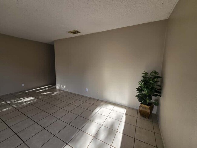 Building Photo - 8338 Longhorn Ridge Dr