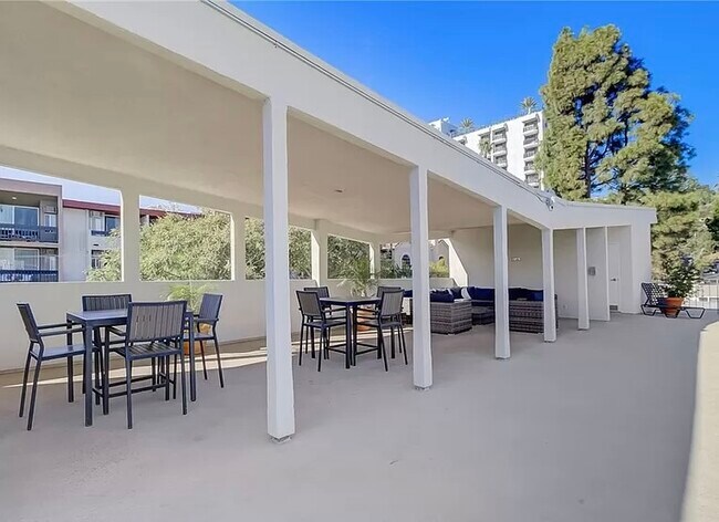 Rooftop Deck - 960 Larrabee St