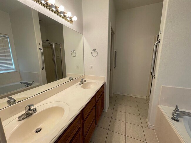 Building Photo - 1225 Sagebrush St
