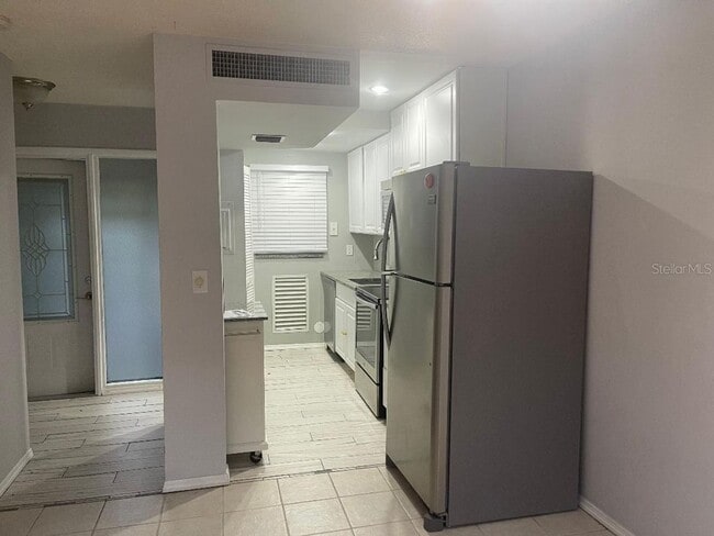 Building Photo - Townhouse close to shopping!