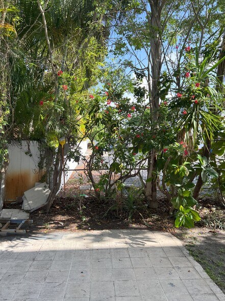 Backyard Garden - 110 SE 2nd St