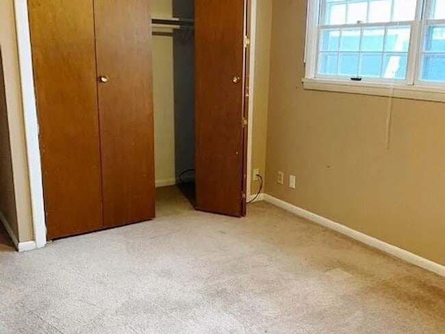 Building Photo - 105 S Elder Ln
